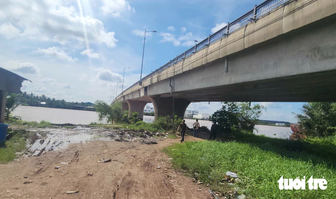 Vụ xe bán tải dưới kênh chứa bộ xương người: Xe chở 3 người đi thu công nợ, tiền cất trong cặp đen