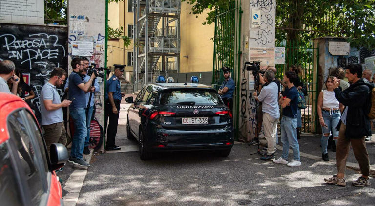 Prof accoltellata da un 13enne in classe a Roma, i compagni: «La odiava per un debito, ci aveva detto che voleva colpirla»