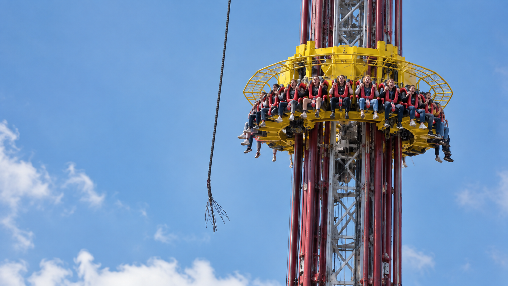 Steel cable snapped on a 177-foot drop tower… 10 seconds later the free ...