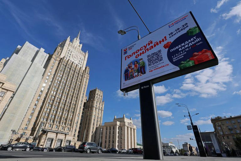 Un striscione che annuncia le imminenti elezioni parlamentari russe e promuove il voto online è esposto davanti alla sede del Ministero degli Esteri russo a Mosca, in Russia, il 9 settembre 2026. REUTERS/Ramil Sitdikov