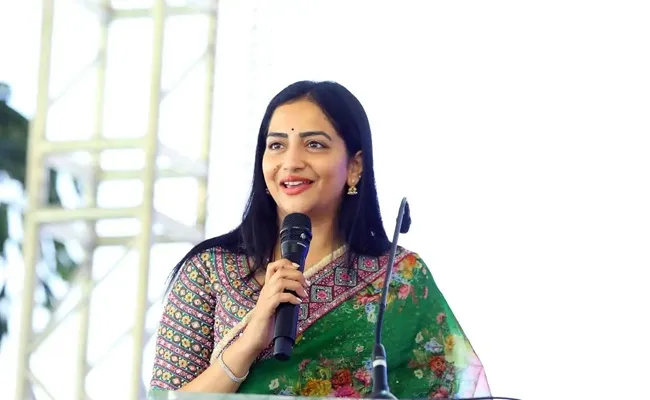 BRS MLA’s daughter-in-law in flex row, slams party leaders!
