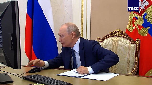 Putin squints and strains to use computer as he casts online vote in ...
