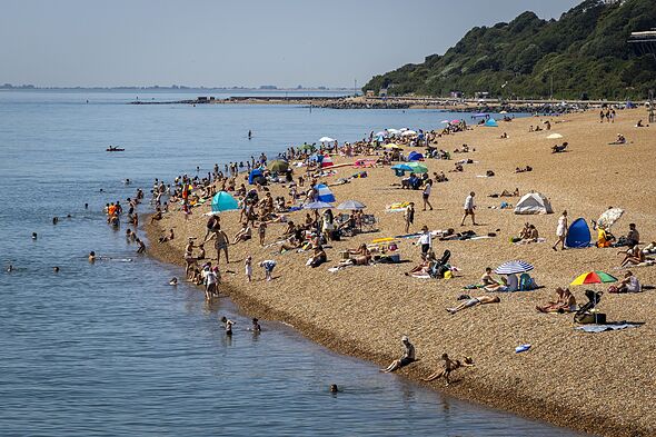 UK hot weather maps show exact date 27C heat surge hits - 35 counties ...