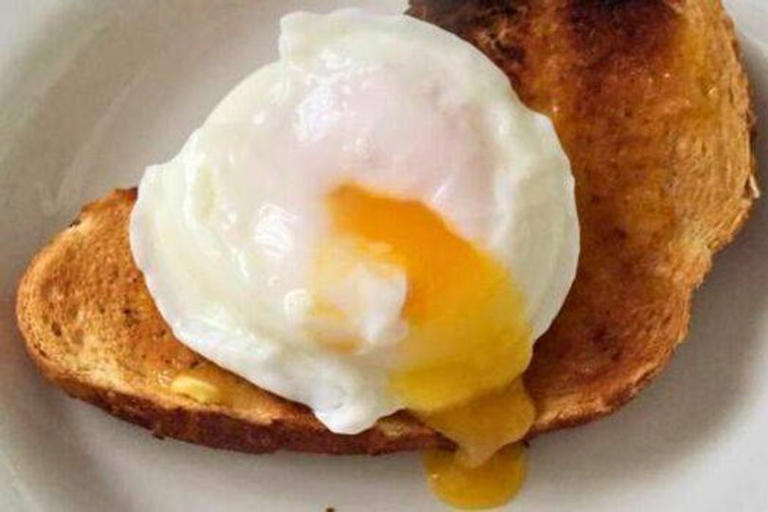 Cook the perfect poached egg in just 3 minutes with clever method — no ...