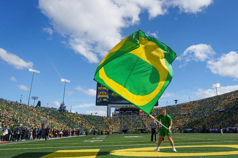 Oregon quarterback recruiting target schedules key visit against ...