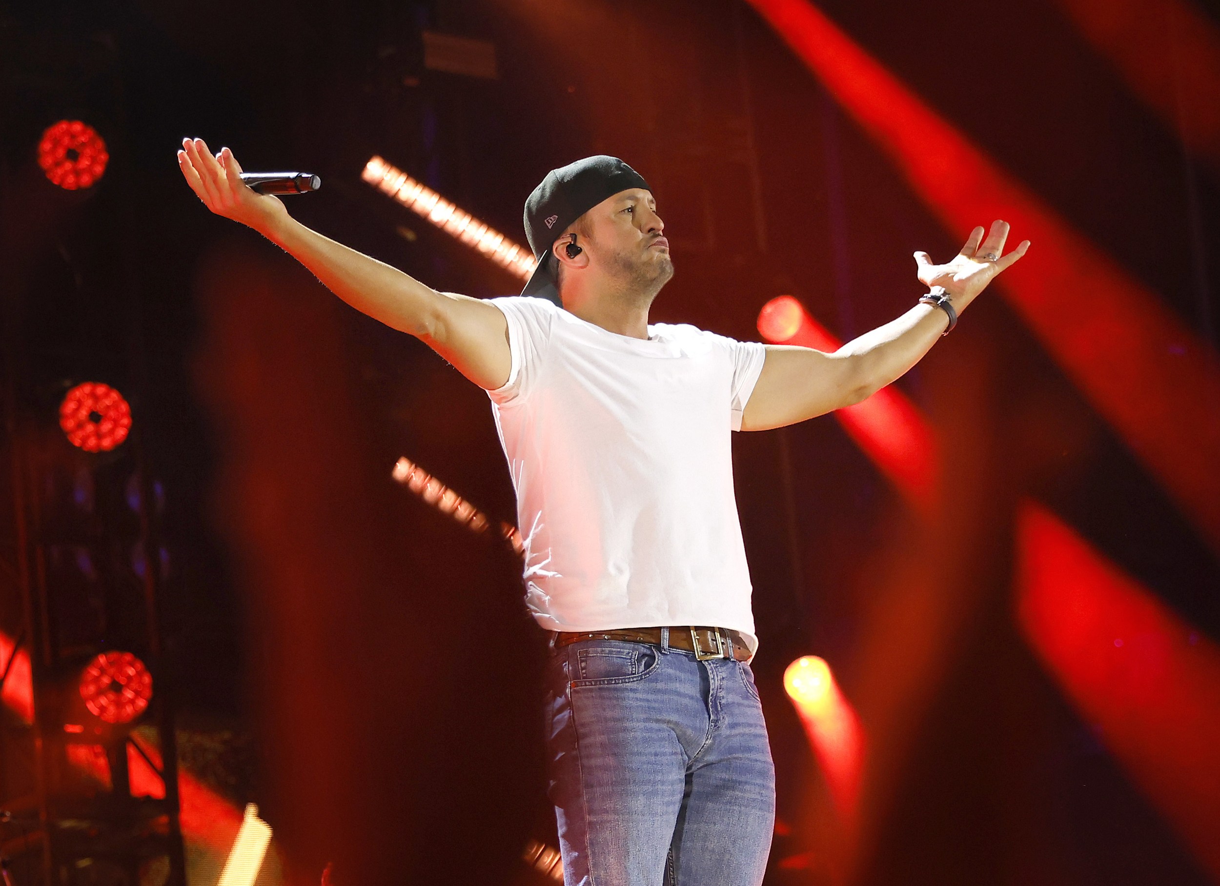 Luke Bryan says anxiety used to keep him from enjoying his biggest ...