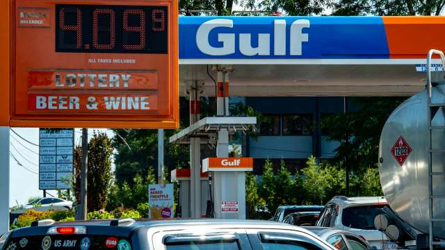 Massachusetts drivers are paying more as US gas prices remain above $4 ...