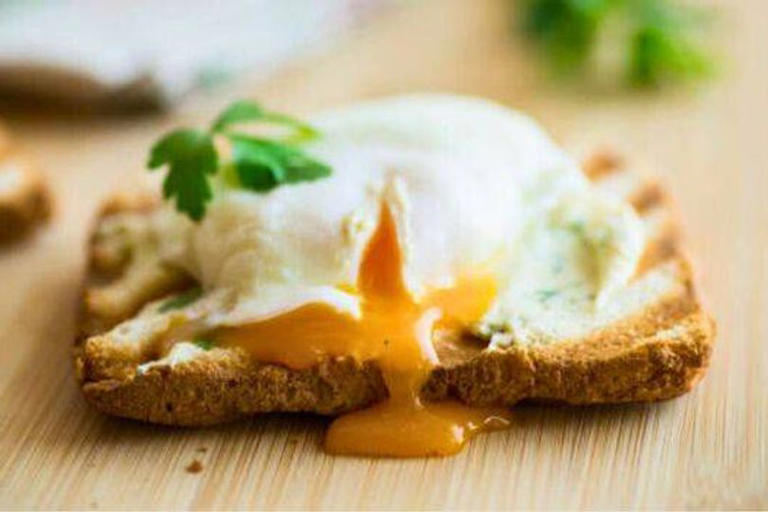 Cook the perfect poached egg in just 3 minutes with clever method — no ...