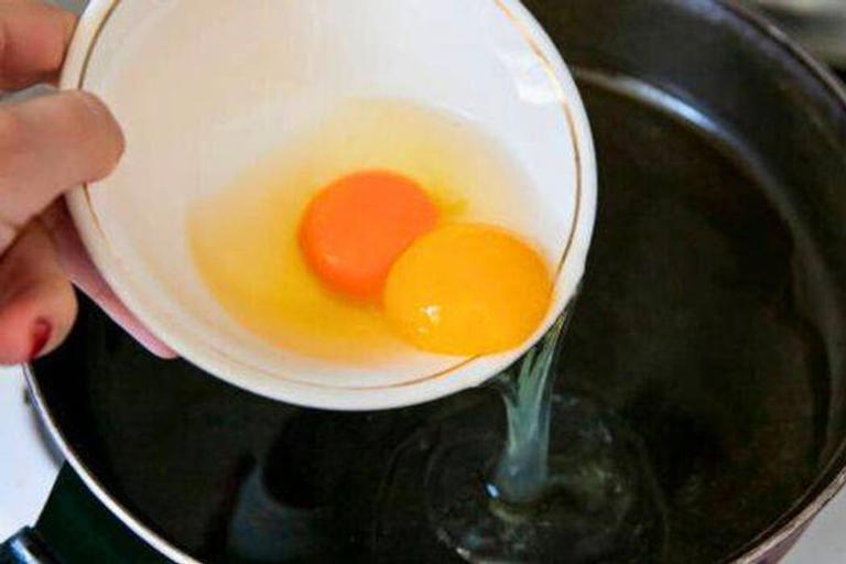 Cook the perfect poached egg in just 3 minutes with clever method — no ...