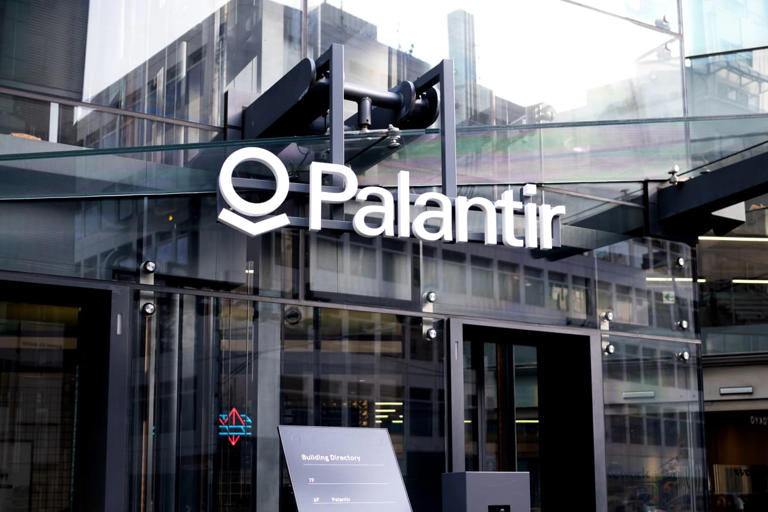 Palantir stock holds the line. Wall Street sees a 24% gain ahead.