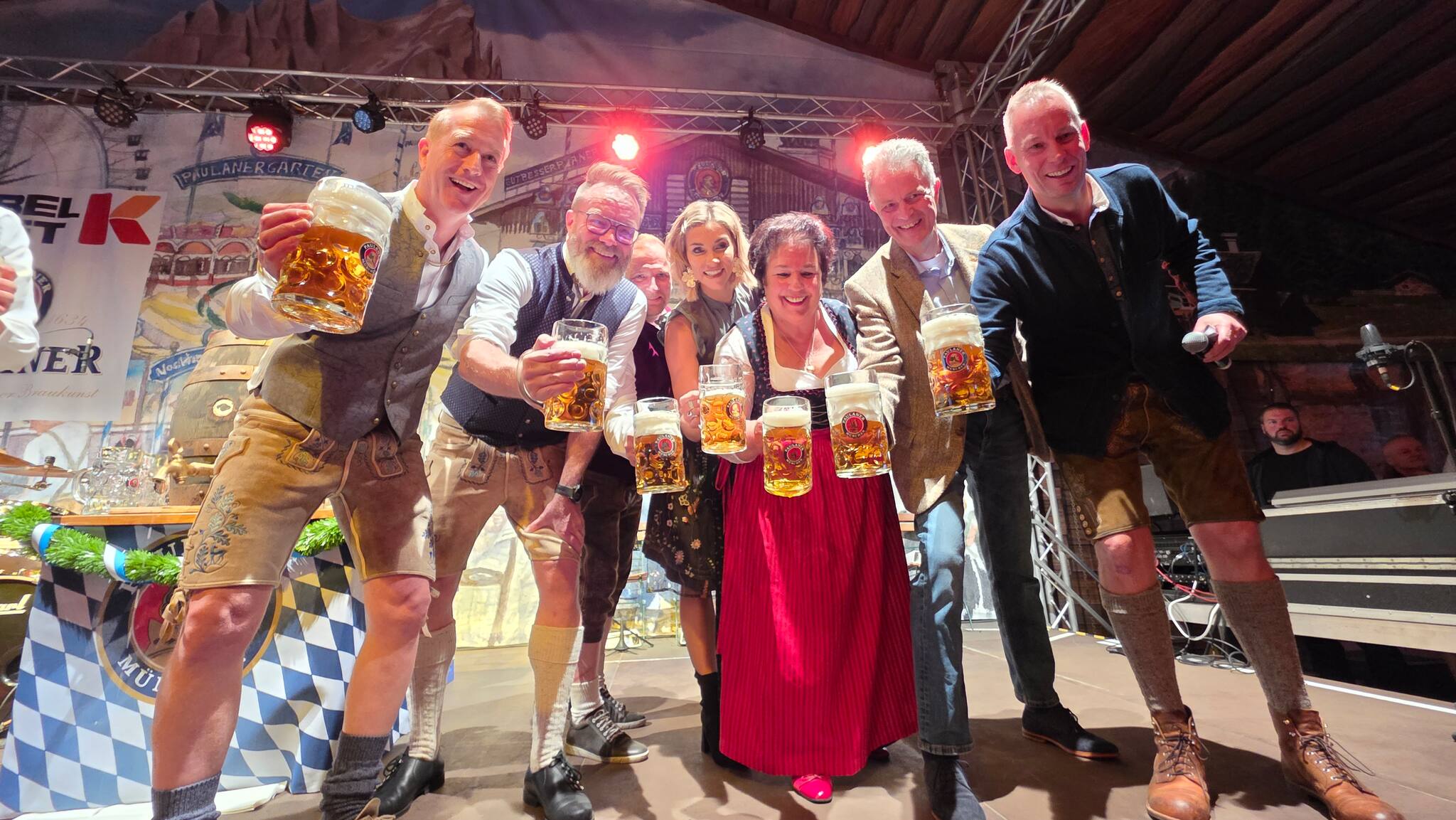 Beste Stimmung und ein singender Ministerpräsident: So startet das ...