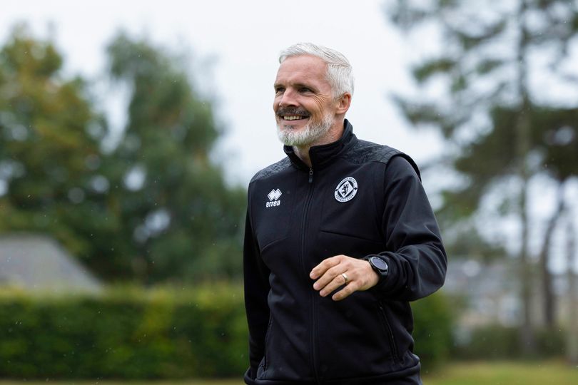 Jim Goodwin gets inside track on Marink Reedijk ahead of Dundee United ...