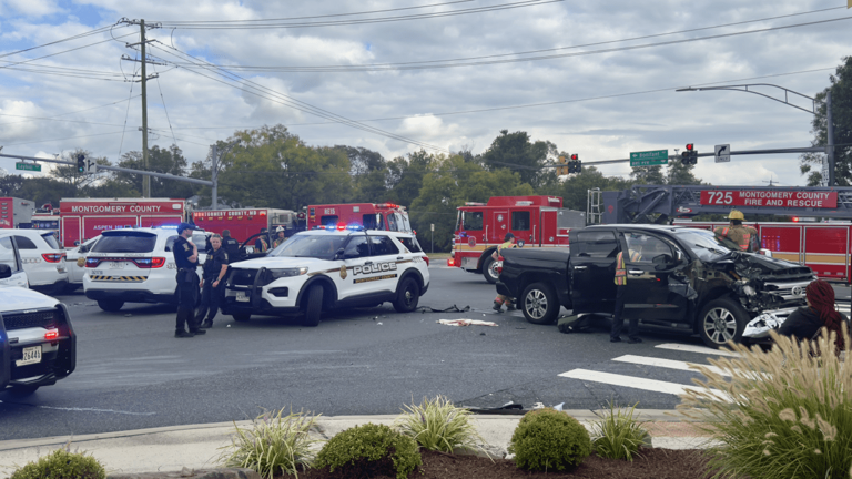 4 hurt in multi-vehicle crash in Silver Spring