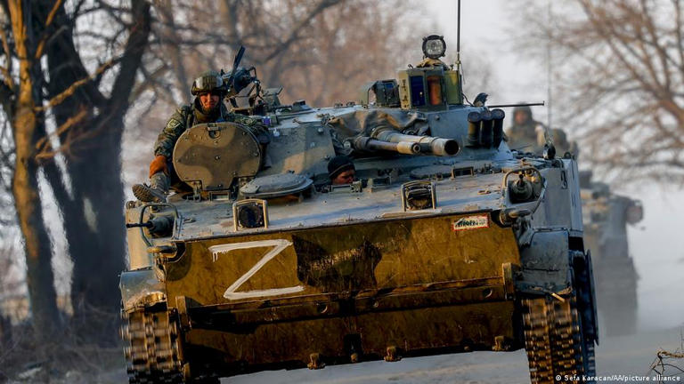 Un tanque ruso, en marzo de 2022 en la región ucraniana de Donetsk, con la marca de identificación 