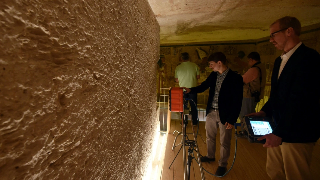 new-scans-suggest-possible-hidden-chambers-in-tutankhamun-s-tomb