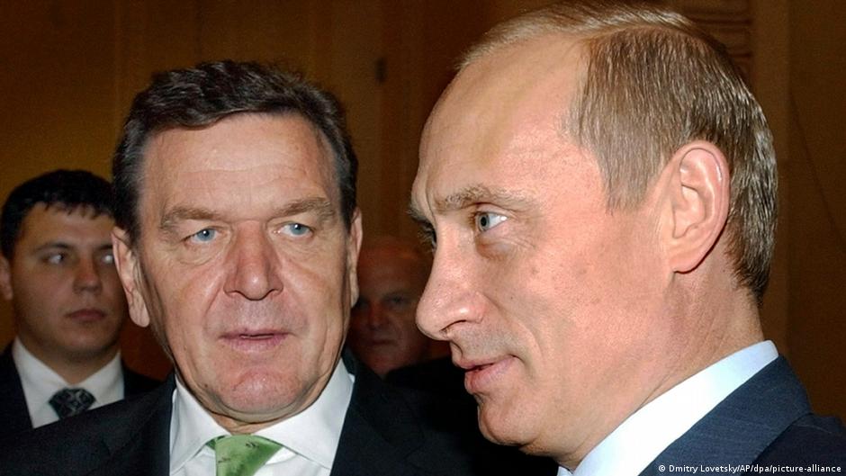 El canciller del SPD, Gerhard Schröder (izquierda), aquí en 2003 junto a Vladimir Putin, calificó en varias ocasiones al presidente ruso de 