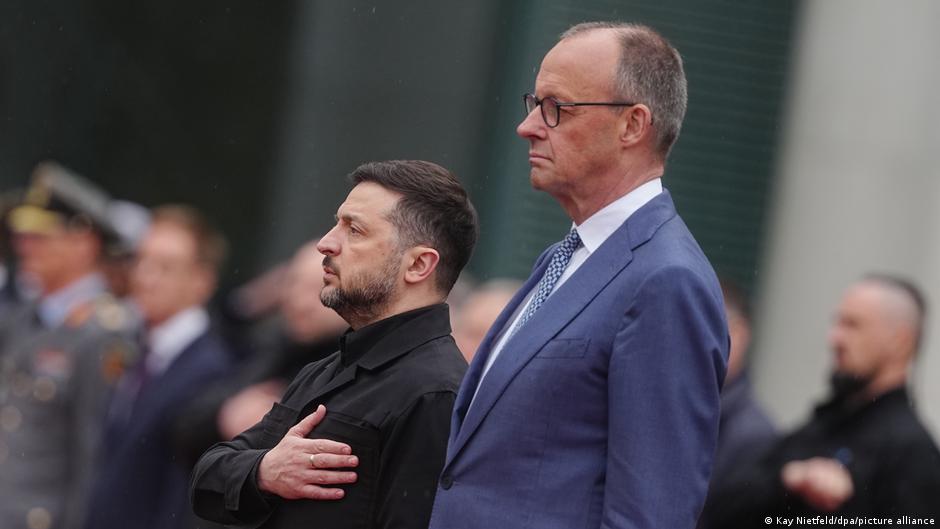 Friedrich Merz muestra un firme apoyo al presidente ucraniano Volodimir Zelenski, al que vemos aquí durante su visita de Estado a Berlín en abril de 2026, pero el apoyo a Ucrania se ve sometido a presiones.