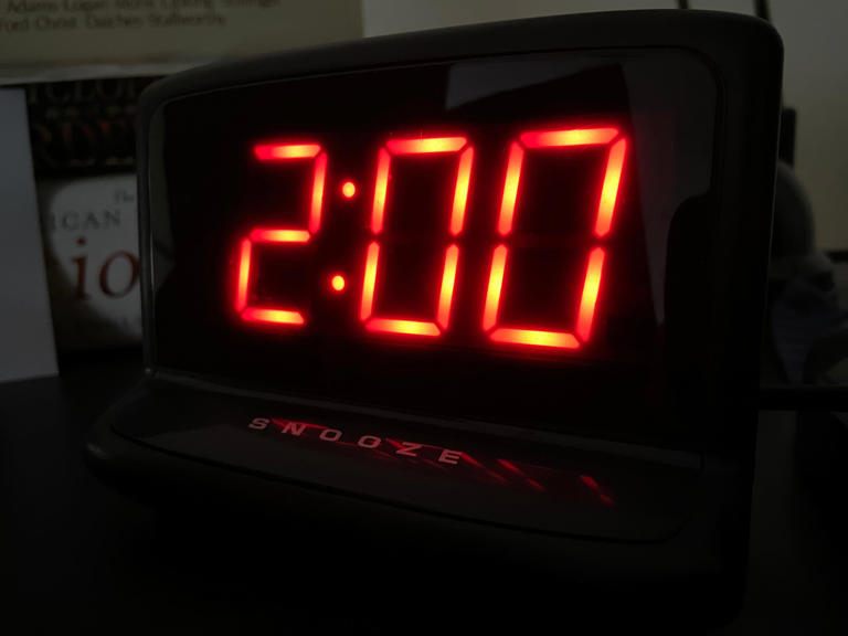 Does daylight saving time end this weekend? Here's when clocks fall back