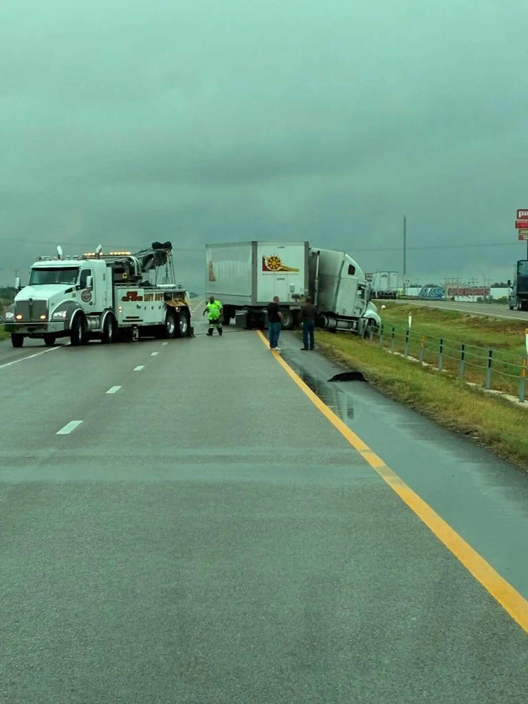 Major crash completely shuts down I-35 near Loop 1604, TxDOT warns