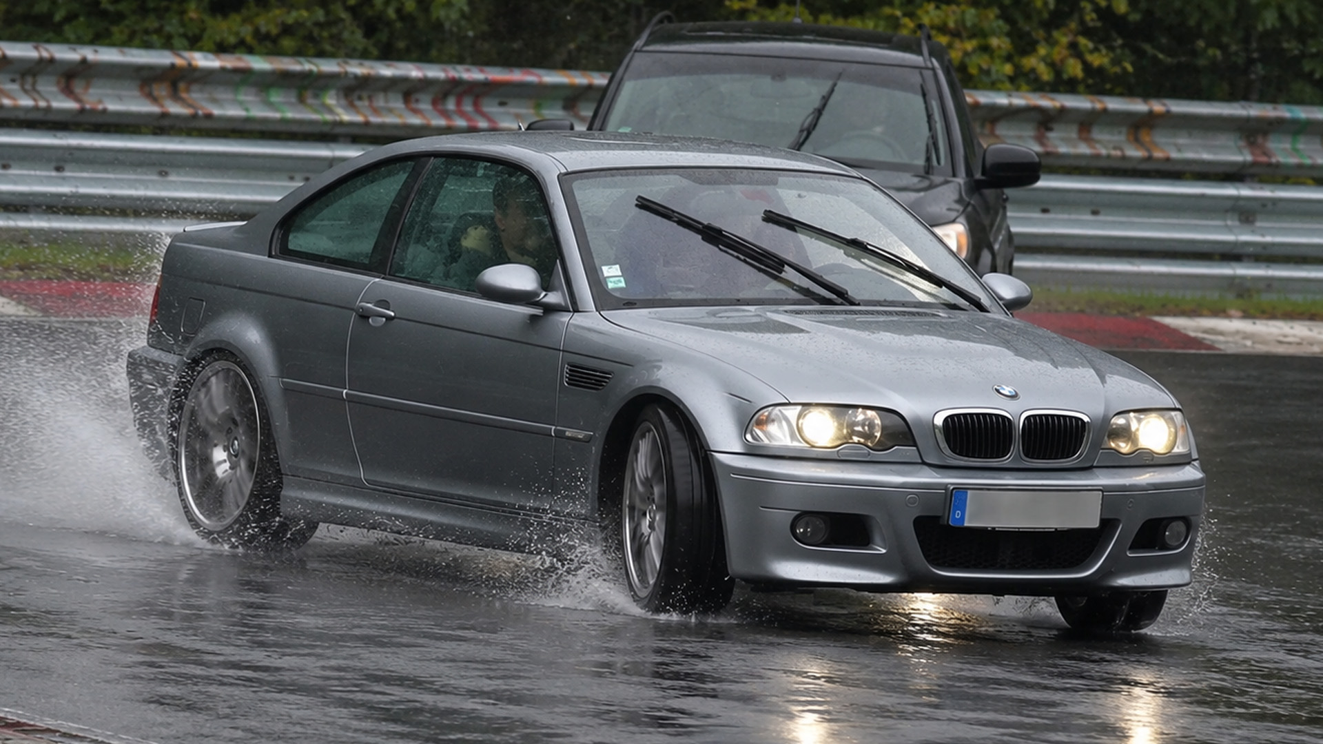 Het regent steeds harder, maar Nürburgring-coureurs blijven gewoon pushen