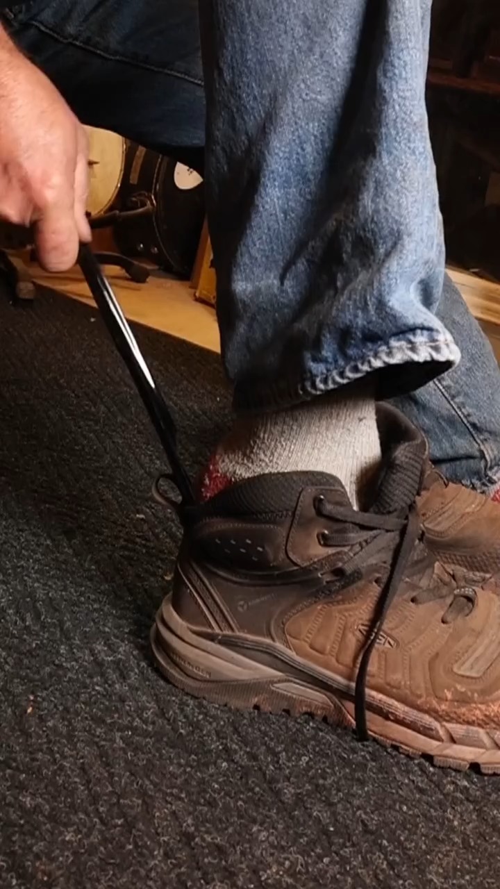 Forging a shoe horn by hand