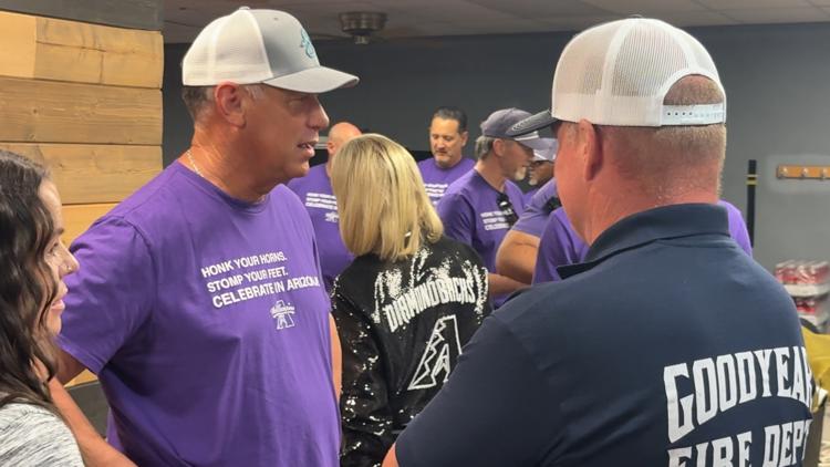 Diamondbacks' 2001 World Series champs reunite to meet Arizona's first responders