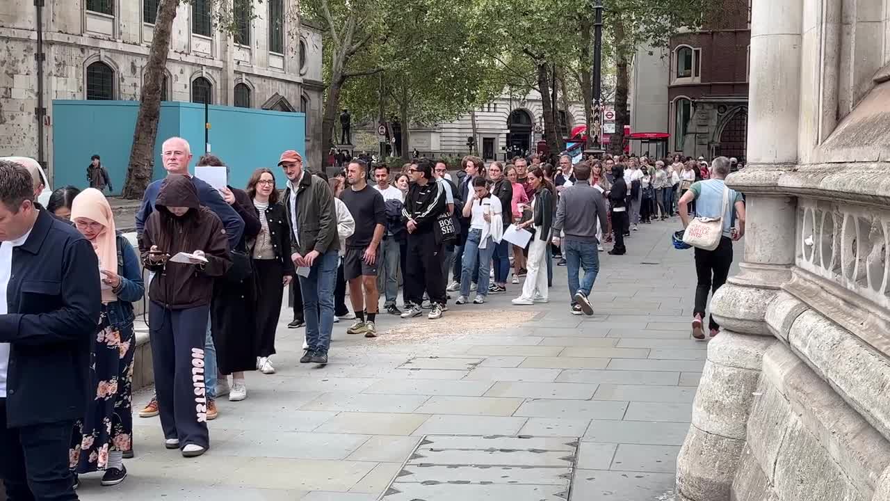 Huge queue forms outside London's Royal Courts of Justice for Open House