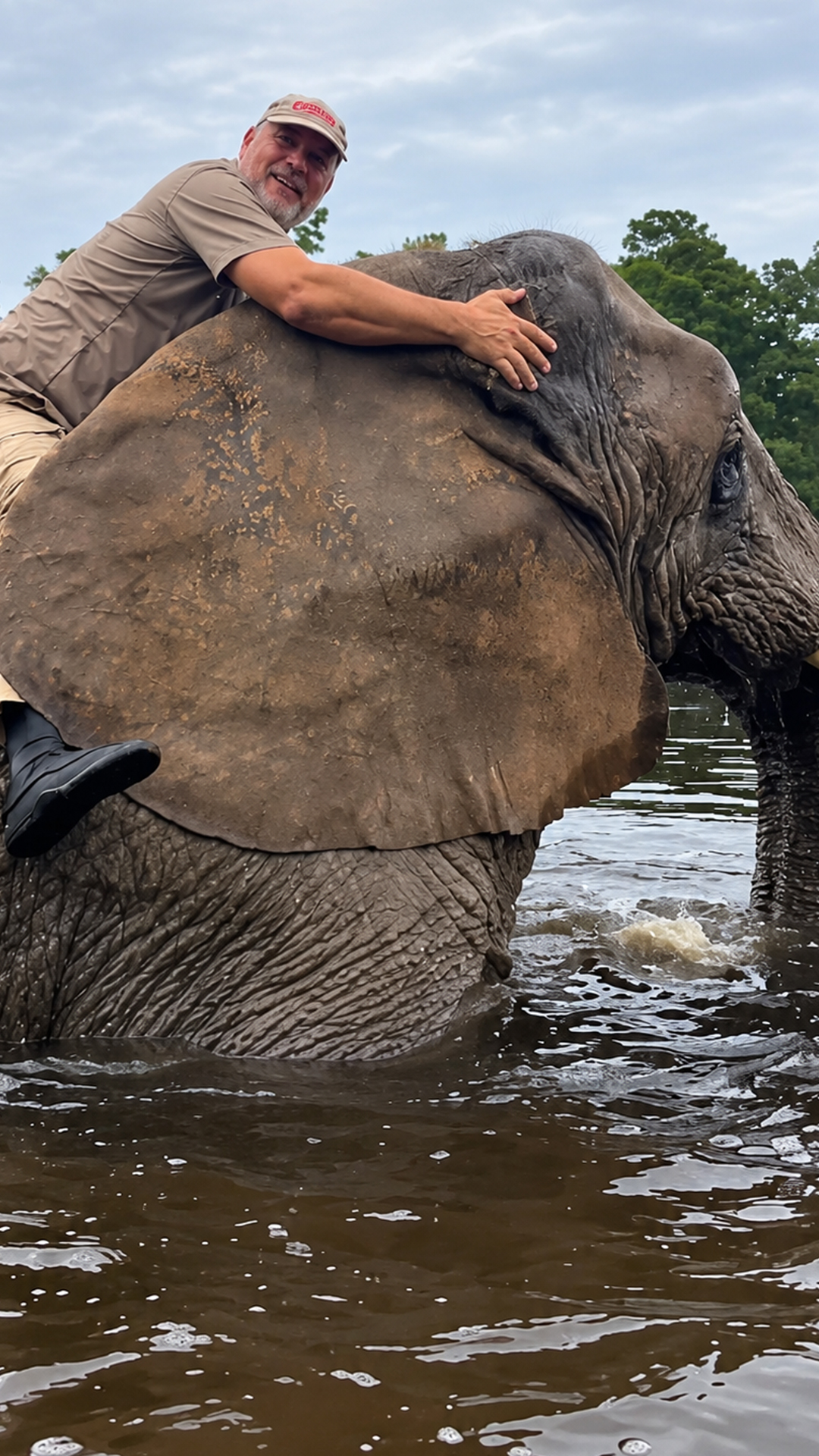 Watch this clever elephant make bath time super fun