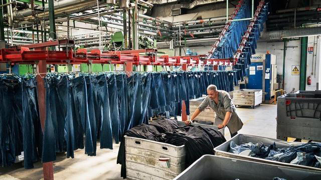 3.800 litros de agua para fabricar unos vaqueros: así se actúa para ...