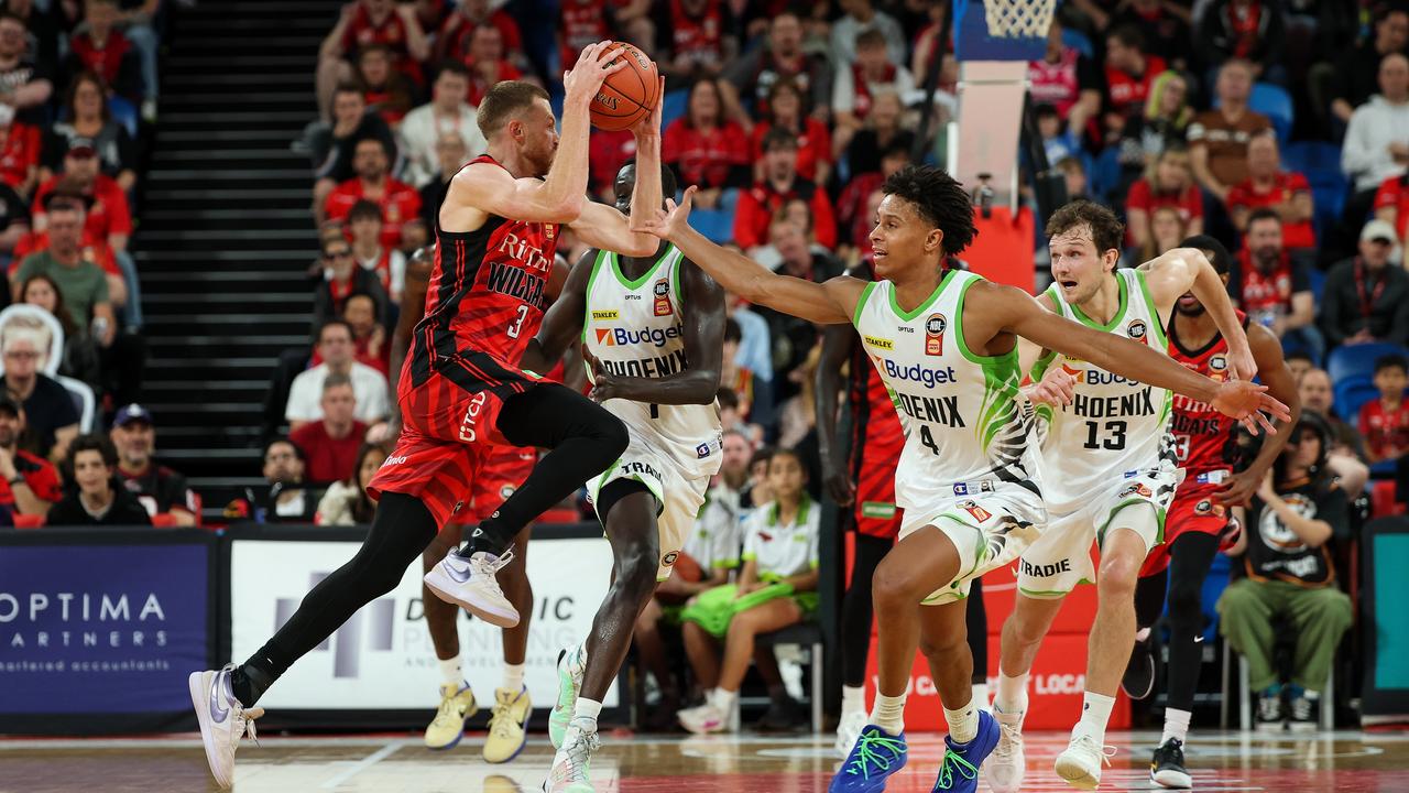 Phoenix thump Wildcats on NBL's opening night
