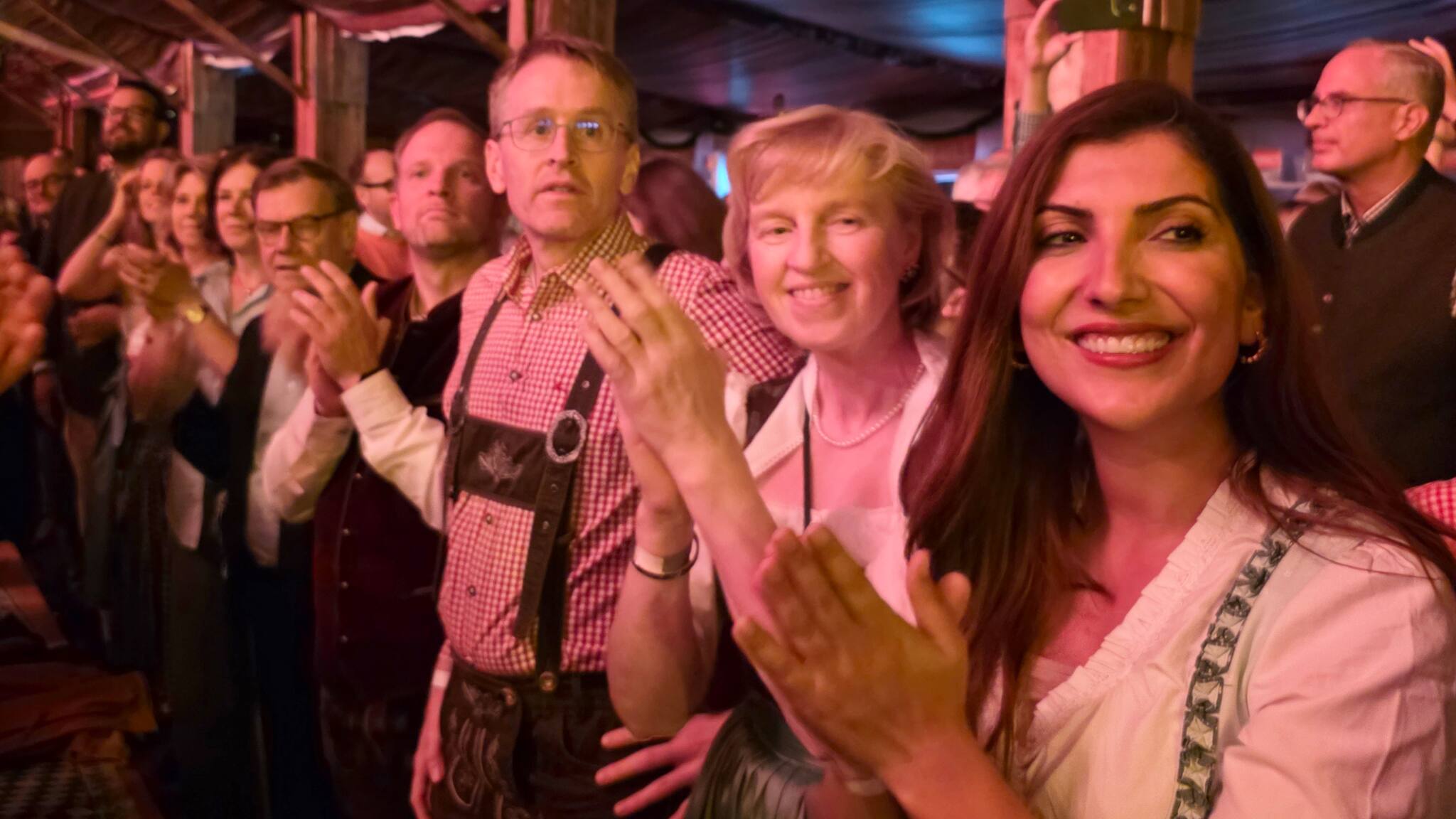 Beste Stimmung und ein singender Ministerpräsident: So startet das ...