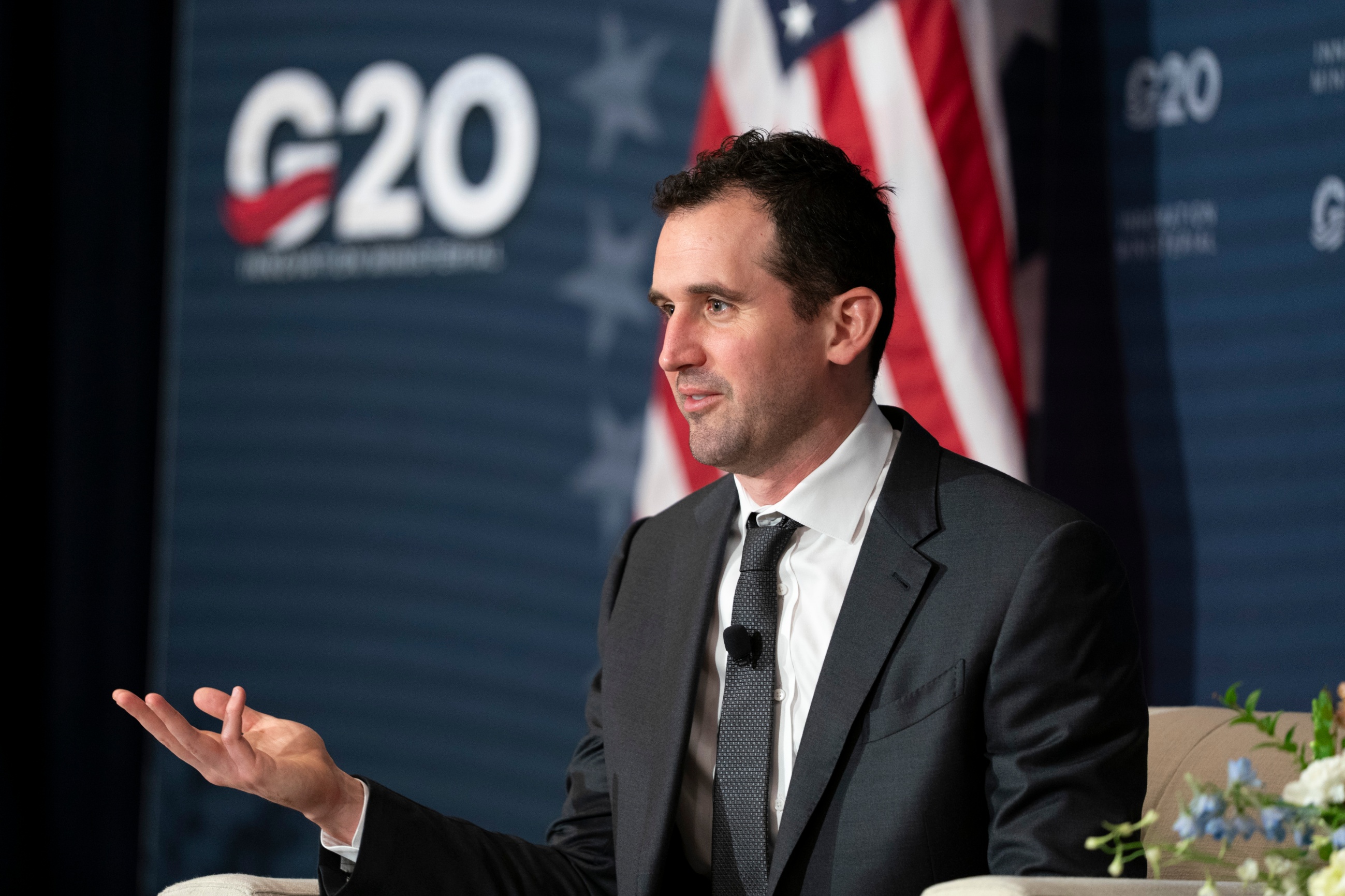 Anthropic hits $100B, IPO targets November; safety lead says no ...
