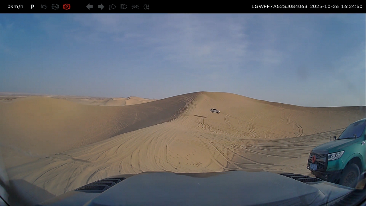 Vehicle jumps off desert ramp in Xinjiang