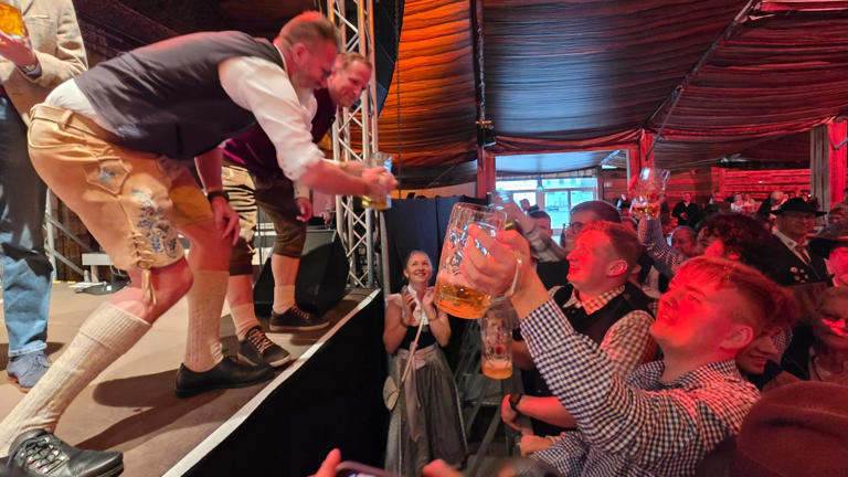 Beste Stimmung und ein singender Ministerpräsident: So startet das ...