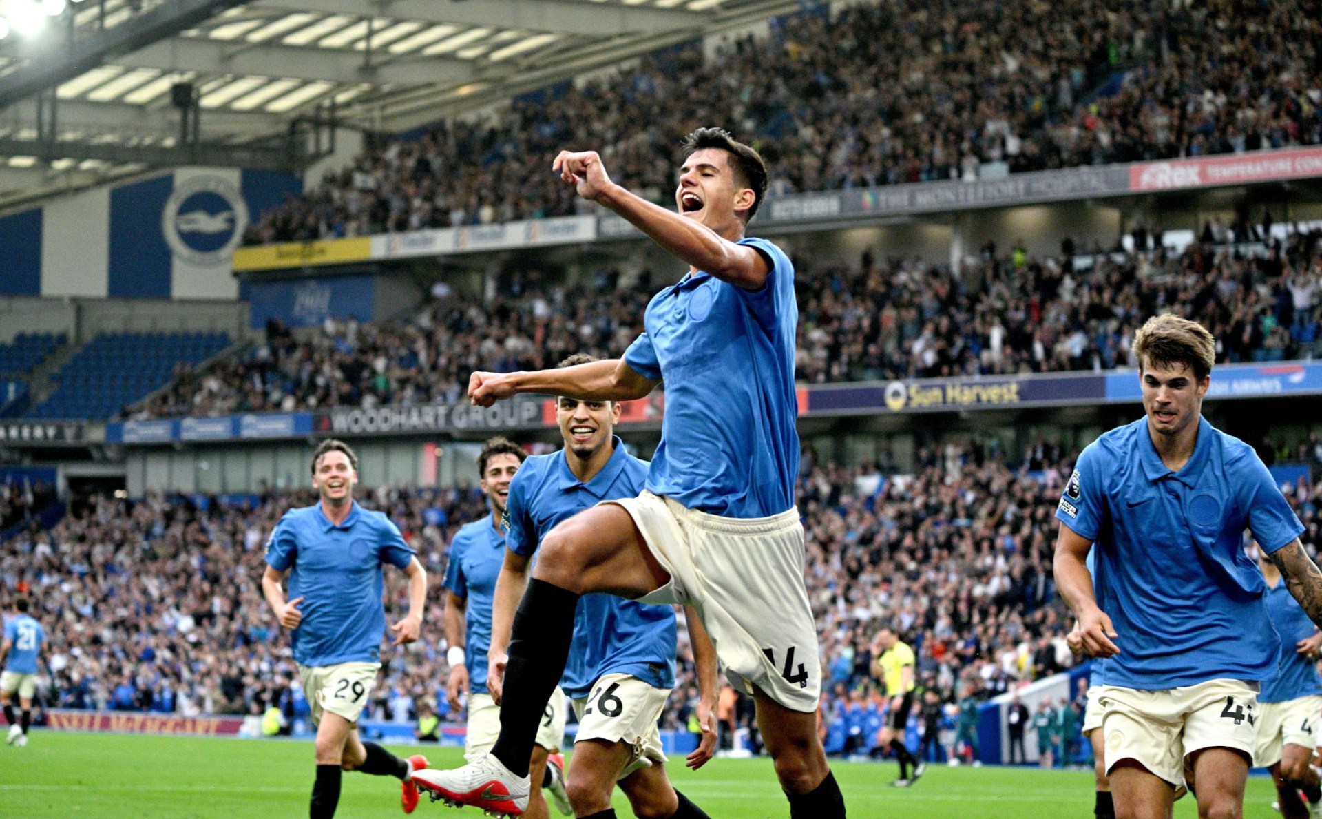 Chema Andrés marcó el tercer gol para los Seagulls en la segunda parte (Foto: Simon Dack/TPI/Shutterstock).