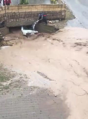 SEL SULARININ K&Ouml;PR&Uuml; ALTINDA SIKIŞTIRDIĞI ARA&Ccedil;TA BULUNAN VATANDAŞLAR, &Ccedil;EVREDEKİLERİN ARACIN ARKA CAMINI KIRMASIYLA KURTARILDI. O ANLARI ANLATAN S&Uuml;R&Uuml;C&Uuml; 
