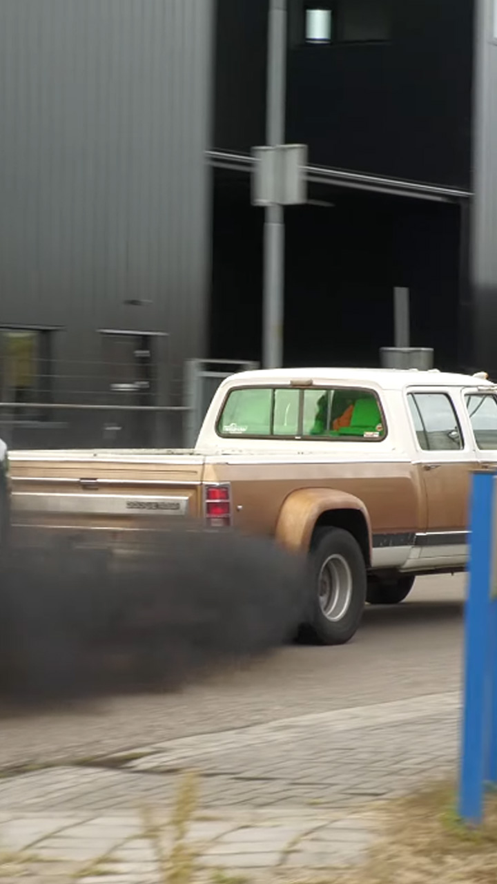 Ultimate loud exhaust sounds from powerful vintage Dodge D300