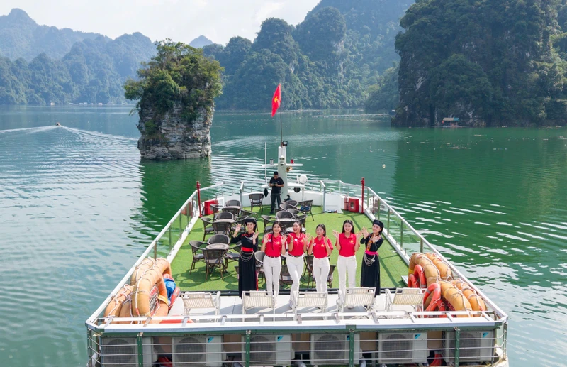 53 cô gái Hoa hậu Việt Nam ngỡ ngàng trước cảnh sắc hồ Na Hang