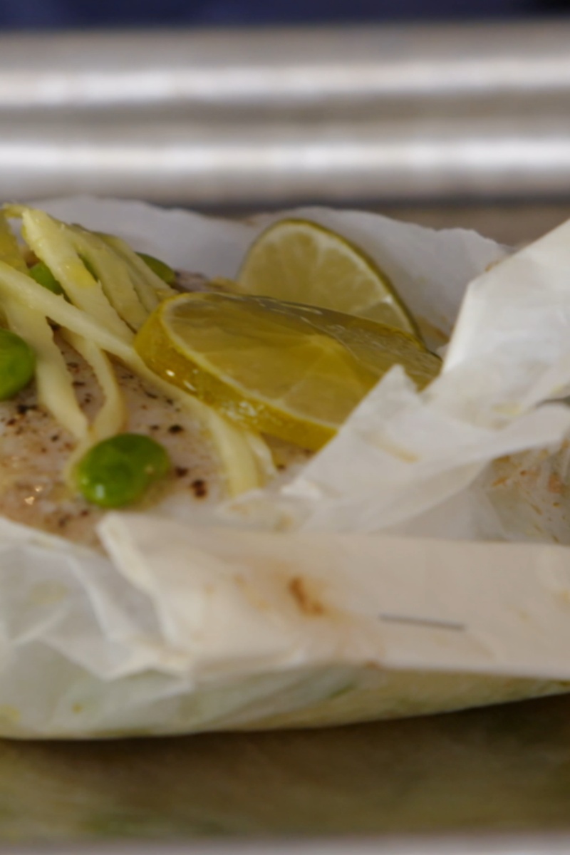 Cá mahi mahi ăn kèm cơm dừa và rau mùi tươi
