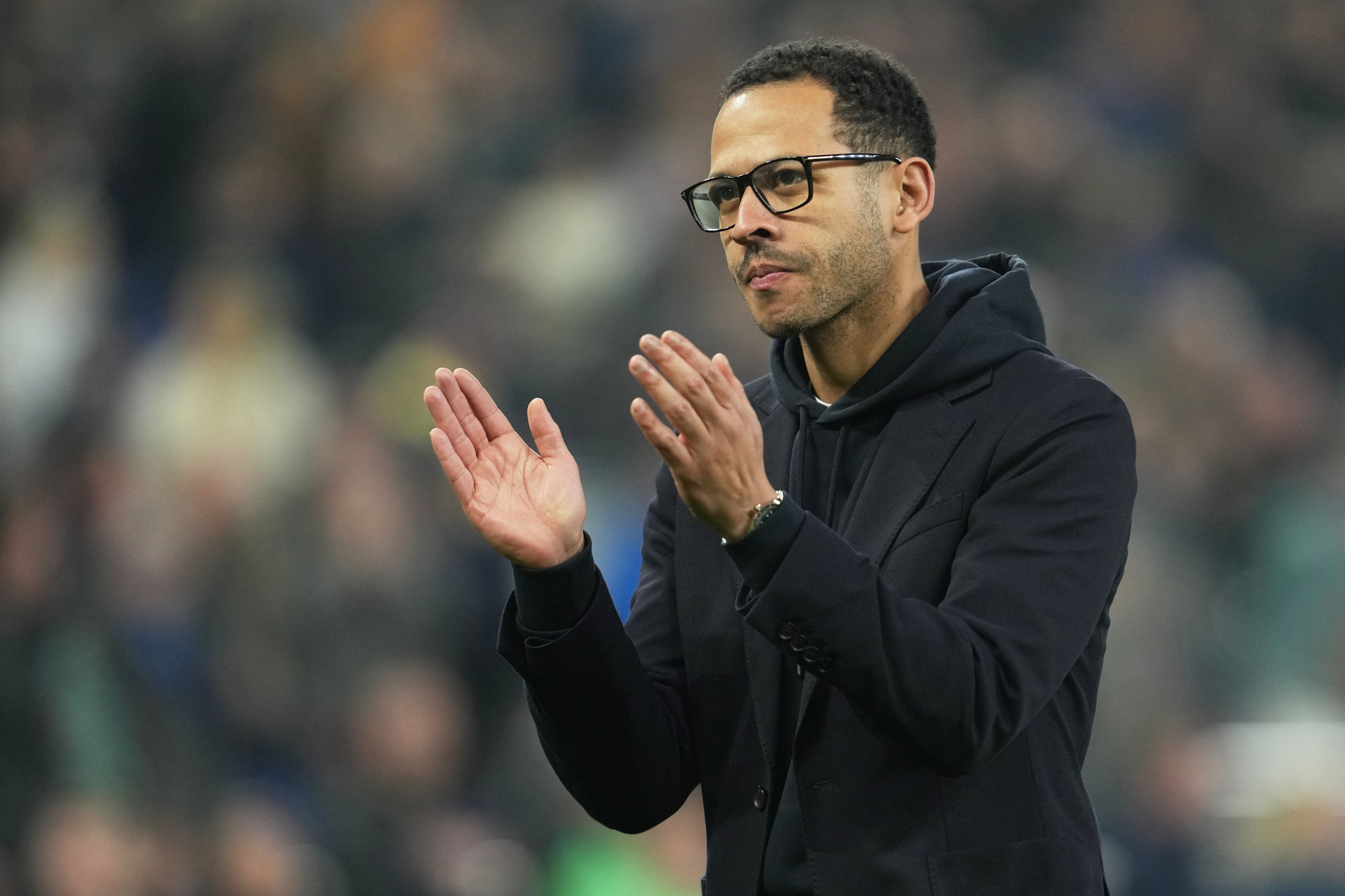 El entrenador Rosenior se burla de los aficionados de su antiguo club que «insultaron a mi familia» mientras el FC París vence a Estrasburgo.