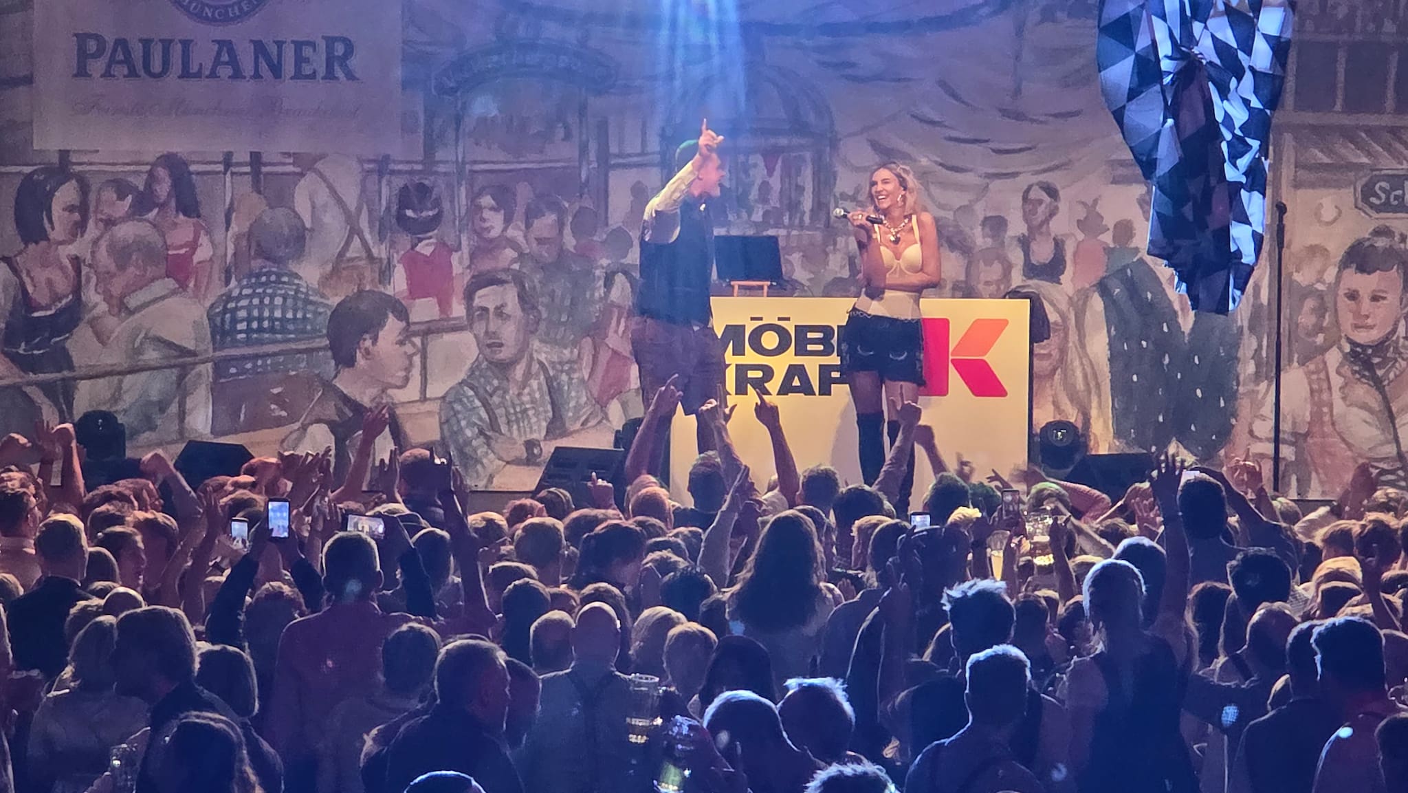 Beste Stimmung und ein singender Ministerpräsident: So startet das ...