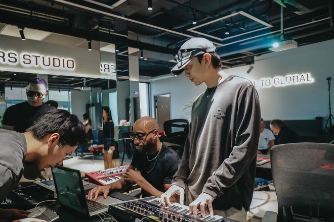 Soobin bắt tay với nhà sản xuất âm nhạc đoạt giải Grammy làm album mới