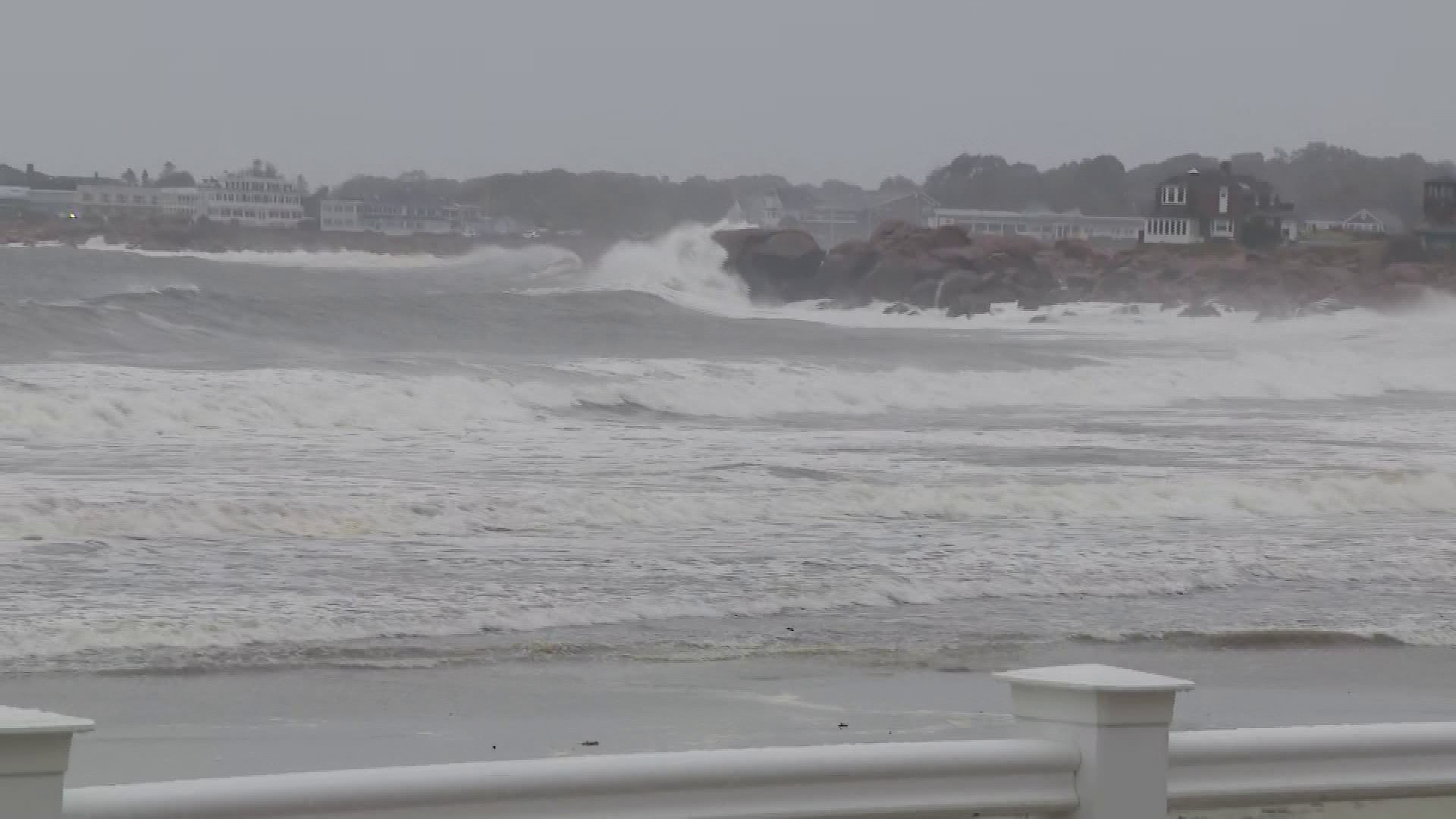 Power outages reported as nor'easter batters Mass.