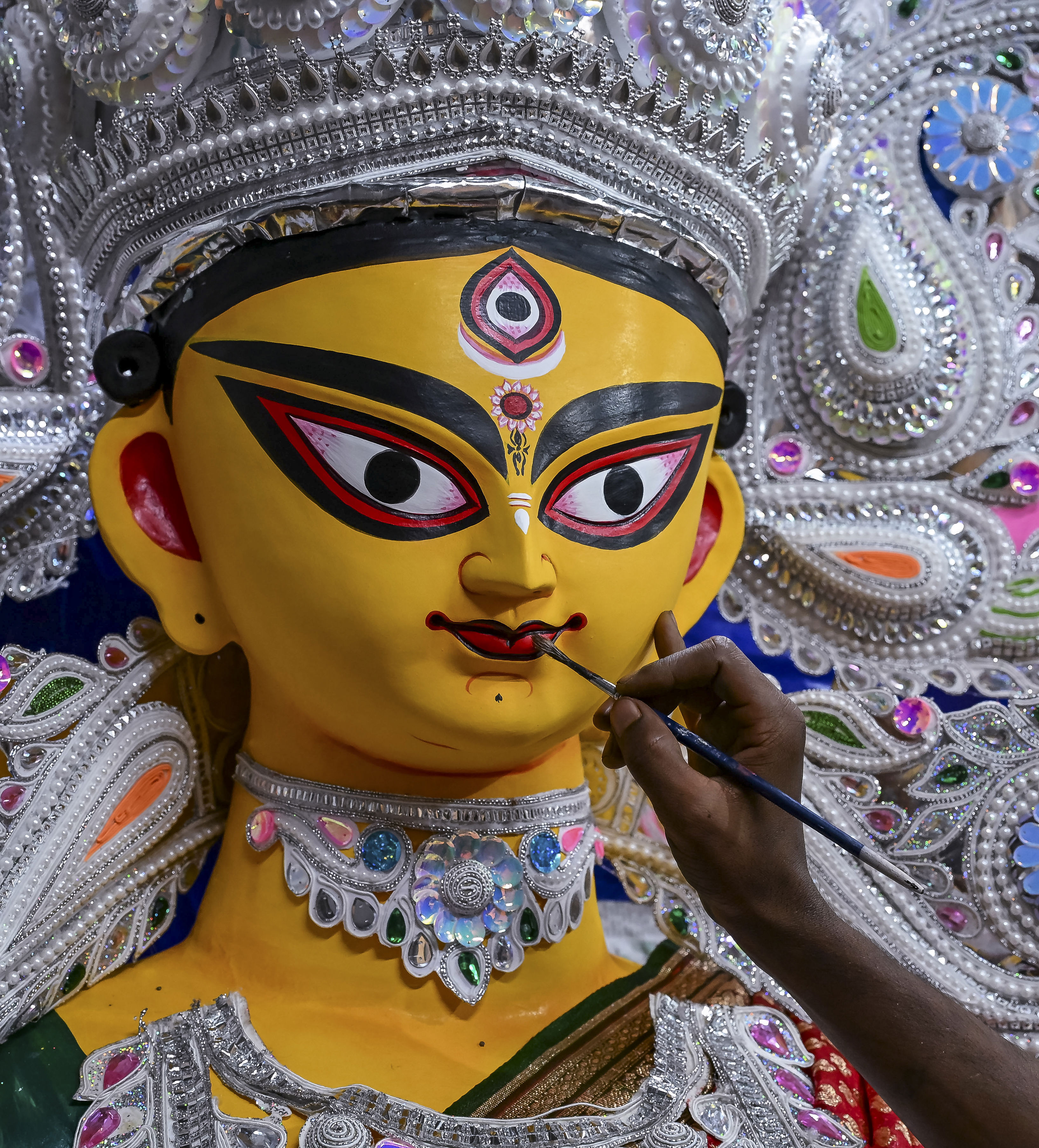 Kolkata Police asks Durga Puja organisers to strictly adhere to safety ...