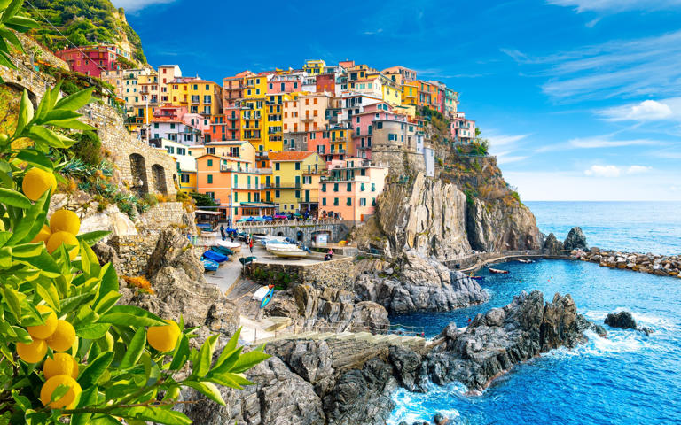 The village of Manarola in northern Italy is one of the five villages of the Cinque Terre — ©shutterstock_proslgn