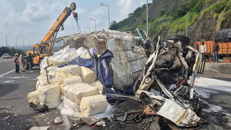 Two killed in multi-vehicle crash on Mumbai-Pune Expressway