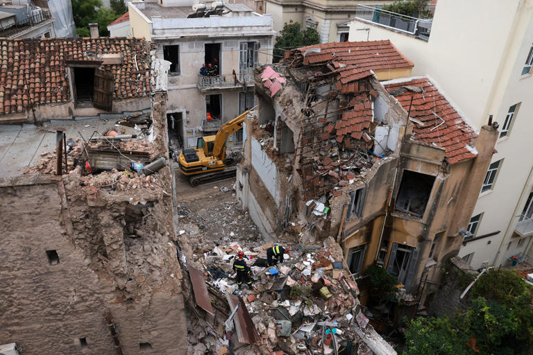 4 American tourists dead after building explosion in Greece