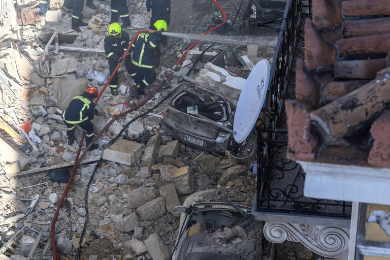4 Americans among 6 dead after explosion collapses building in Athens