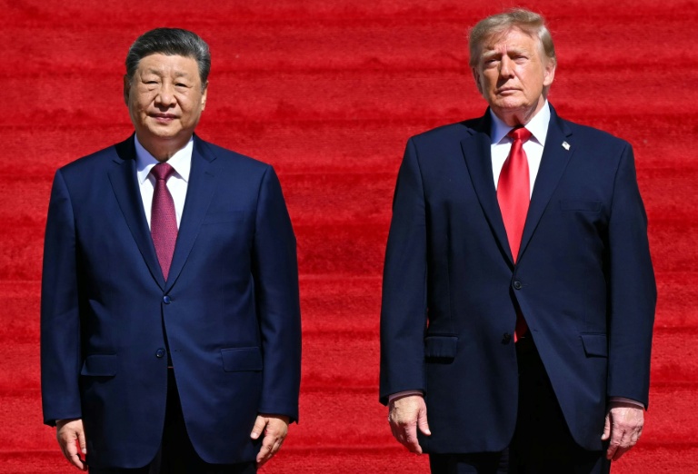 El presidente de EEUU, Donald Trump (dcha), y su homólogo chino, Xi Jinping, llega a los Archivos Nacionales para una visita, el 25 de septiembre de 2026 en Washington