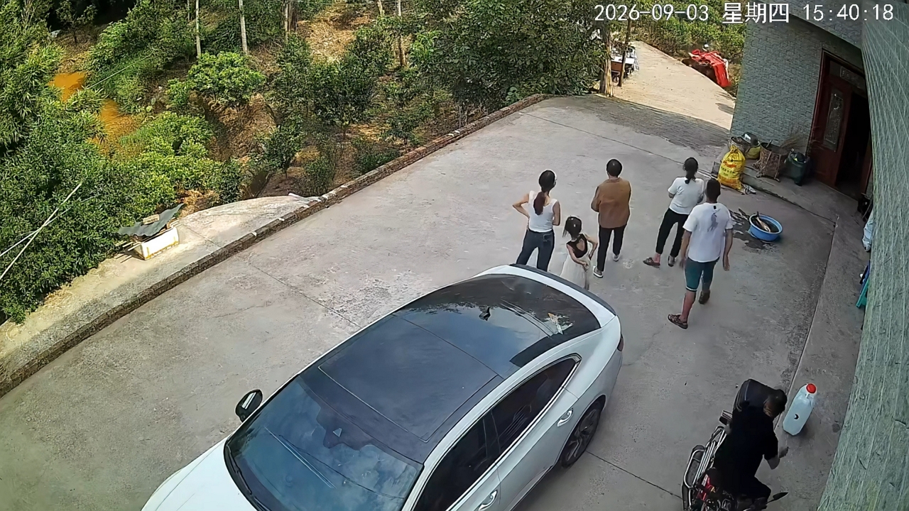 Electric tricycle loses steering and enters roadside ditch in Sichuan